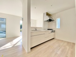 対面式キッチンは、家族の会話が増える素敵な間取りです。こちらのキッチンで美味しい料理とご一緒に素敵な思い出もどうぞ。