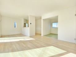 LDKは広々とした間取りとなっております。４．５帖の和室スペースもございますのでごゆっくりとお過ごしいただけます。