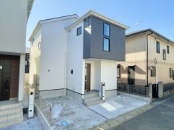 閑静な住宅街に佇む、新築全３棟