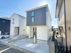 生活利便施設へのアクセスもしやすく、交通量も適度で安心感のある前面道路。