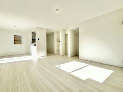 ■リビング
家族が集うリビングは、陽の明かりも入り明るいリビングになります。
家族団らんの時間も増えそうなくつろぎのＬＤＫ
