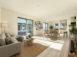 三面採光の約20帖の広々としたLDK。陽当たりと開放感が良好です。毎日過ごすリビングスペースは快適に過ごせそう