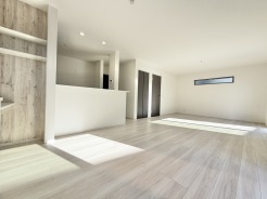 並列3台駐車で南庭付きの新築。「伊勢原」駅徒歩14分のほか、小学校徒歩5分・中学校徒歩8分で食洗器や浴室乾燥機等を標準装備の魅力あふれる新築