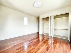 木目調のフローリングがお部屋全体に優しい雰囲気を演出します。