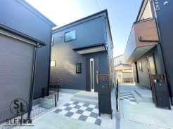 調理中もリビングの様子を見守れるオープン設計で、家族のつながりを大切にしたい方におすすめのキッチンです。