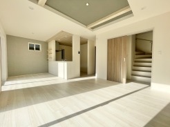 2号棟 リビングとキッチンがほどよくつながる間取りで、家族のコミュニケーションが自然と生まれる住まいです。お子様の様子を見守りながら調理ができます。