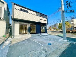 【駐車２台可】開放感ある立地に佇む４ＬＤＫ新築戸建