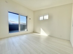 シンプルな壁と床が、窓から見える景色を際立たせる静かな眺め
