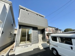 南道路南向きの駐車並列2台。小中学校は徒歩7分。スーパーやドラッグストア、コンビニが徒歩6分圏内の好立地。