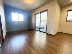 お洒落なリビングは、アクセントクロスを施してお洒落です。