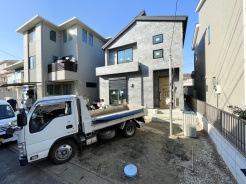 ご家族の車はもちろん、来客用としても使えるゆとりがあります。