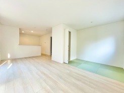 LDKは畳コーナーを合わせると約19帖の広々とした空間に。南西向きで広々としたお庭があり開放感があります。