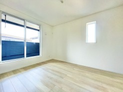 2階約6帖の洋室。南西向きで広々としたバルコニーがあり開放感を感じられます。