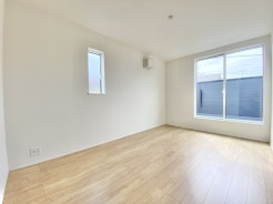 2階約8帖の主寝室。ゆとりあるWICがあり、大切なお洋服が多い方には嬉しい設備です。