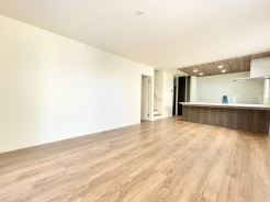 ■リビング
家族が集うリビングは、陽の明かりも入り明るいリビングになります。
キッチンを中心とした理想のLDK空間。
デザイン性と機能性を両立させたオープンキッチンは開放的な空間に設計をしています。