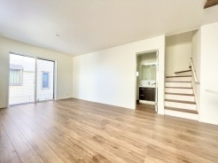 ■リビング
家族が集うリビングは、陽の明かりも入り明るいリビングになります。
キッチンを中心とした理想のLDK空間。
デザイン性と機能性を両立させたオープンキッチンは開放的な空間に設計をしています。