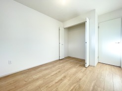 陽ざしが心地よく差し込む、ちょうどいいサイズの洋室。クローゼット付きで収納もらくらく♪ シンプルだからこそ、暮らし方が自由に広がる“自分らしいお部屋”です。