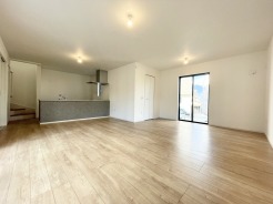 明るい陽射しが差し込む広々リビングは、家族みんなが自然と集まる心地よい空間。木目の温もりがやさしく包み込み、キッチンとの程よいつながりで会話も弾む♪ 新生活をのびのび楽しめる、ゆとりたっぷりの住まいです。