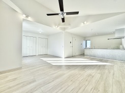 大きな窓から光がたっぷり入る明るいリビング♪開放感のある広々空間で、家族みんながのびのび過ごせます。キッチン近くの動線も使いやすく、毎日の暮らしがもっと快適に♪