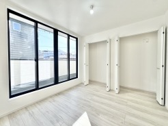 明るい二面採光で、毎日がちょっと特別に感じられる心地よい洋室。大きな窓からは爽やかな光が差し込み、どんなインテリアも似合うシンプルな空間です。