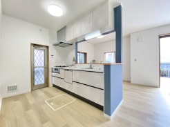 対面式キッチンは、家族の会話が増える素敵な間取りとなっております。こちらのキッチンで美味しい料理と素敵な思い出をご一緒にどうぞ。