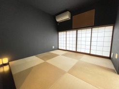 伝統とモダンが融合した非日常空間。 漆黒の壁と畳の温もりが織りなす和モダンな隠れ家。静寂の中で心を整える、あなただけの贅沢な時間を提供します。都会の喧騒を忘れ、深いリラックスを。