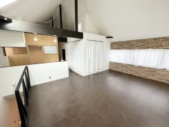 大きな窓からたっぷり光が差し込む開放的なリビングが魅力のお家です。落ち着いた色合いのフロアと、石調アクセントがほどよい上質感をプラス。家族団らんも、くつろぎ時間も心地よく過ごせる空間です。毎日がちょっと楽しくなる、そんな暮らしをここから始めませんか？