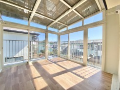 約4.5帖のサンルーム付き◎天気を気にすることなく洗濯物を干したり、様々な用途でご活用いただけます♪