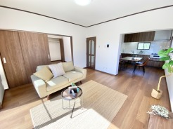 リビングは南側からの日差しが入るため、日中は明るい空間に◎