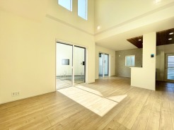 ゆったりくつろげるリビングで、家族団欒の時間がもっと楽しく、陽当たりも良くて気分も明るくなります。