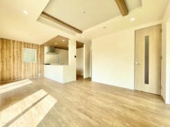 大きな窓からやさしい光が差し込み、朝から夕方まで心地よく過ごせます。家族団らんの時間はもちろん、くつろぎや来客時にも活躍する、居心地の良い空間です。