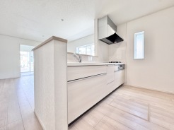 調理スペースもしっかりと確保されております。おふたりでお料理される際も比較的安心ですね。こちらのキッチンで美味しい料理と素敵な思い出をご一緒にどうぞ。