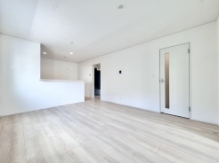 広々とした15帖のLDKとなります。対面式キッチンは、家族の会話が増える素敵な間取りです。こちらのLDKにて家族団欒のお時間をお楽しみくださいませ。