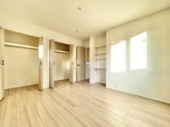 主寝室7.5帖の洋室には可動棚、大型の収納2つあるのが嬉しいポイント。不足しがちの収納が豊富です。