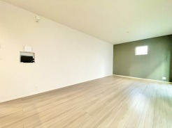 2階約7.5帖の主寝室。全居室5.7帖以上のゆとりある間取りの2号棟。まずは完成したばかりの新築戸建を是非一度ご覧になってみて下さい。