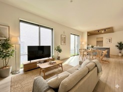 南向きで陽当たりと開放感良好のLDK。2号棟にはキッチン裏に大型のパントリーがあり、SICとも繋がっており便利な収納スペースの