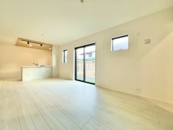 3号棟。ゆとりあるLDKは約16.3帖。3号棟にも大型のパントリーが1階にあり、ご家族のお荷物など様々収納が可能です。