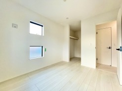 2階の5.2帖の洋室には、嬉しい大型のWICがついています。大切なお洋服がラクにしまえるのはうれしいですね。