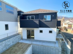 1号棟 普通車並列2台駐車可能。前面道路より一段上がっているため、通行人の目線も気にならないプライバシーが確保されています。