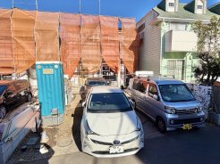 天気の良い日には前面道路から山々を望めます。閑静な住宅街に位置しております。