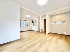 LDKはフルリフォームで約18帖の広々とした空間に。内装以外にも外壁屋根塗装もしております。