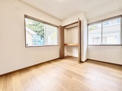 2階約5.63帖の洋室。全室5.6帖以上のゆとりある間取り。更に全室2面採光で陽当たり良好と開放感が良好です。