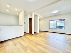 3面採光で心地よい陽光をたっぷり感じられるLDK。まるで新築のようなきれいな仕上がりとなっております。