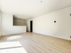 ゆったり広がるリビングに、木目天井のぬくもりがほっと心地いい空間。家族の「ただいま」が楽しみになる住まいです。