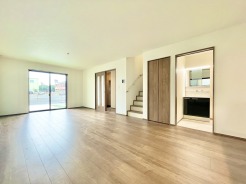 南側からたっぷりの陽光が差し込むリビングは約20.0帖