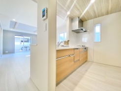 対面式キッチンは家族の会話が増える素敵な間取りです。こちらのキッチンで美味しい料理と素敵な思い出をご一緒にどうぞ。