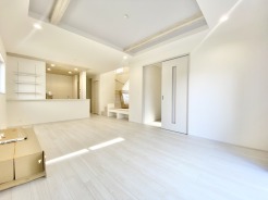 広々としたLDKは折り上げ天井を採用しておりますので、開放感のある間取りとなっております。