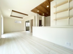 南面から心地よい日差しが差し込みます。家族でお寛ぎの時間をお過ごしください。