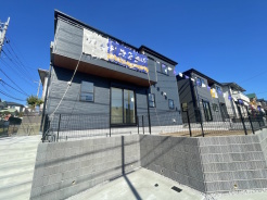 ご家族の車はもちろん、来客用としても使えるゆとりがあります。