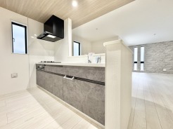 食器棚や冷蔵庫を設置してもスペースに余裕があります。